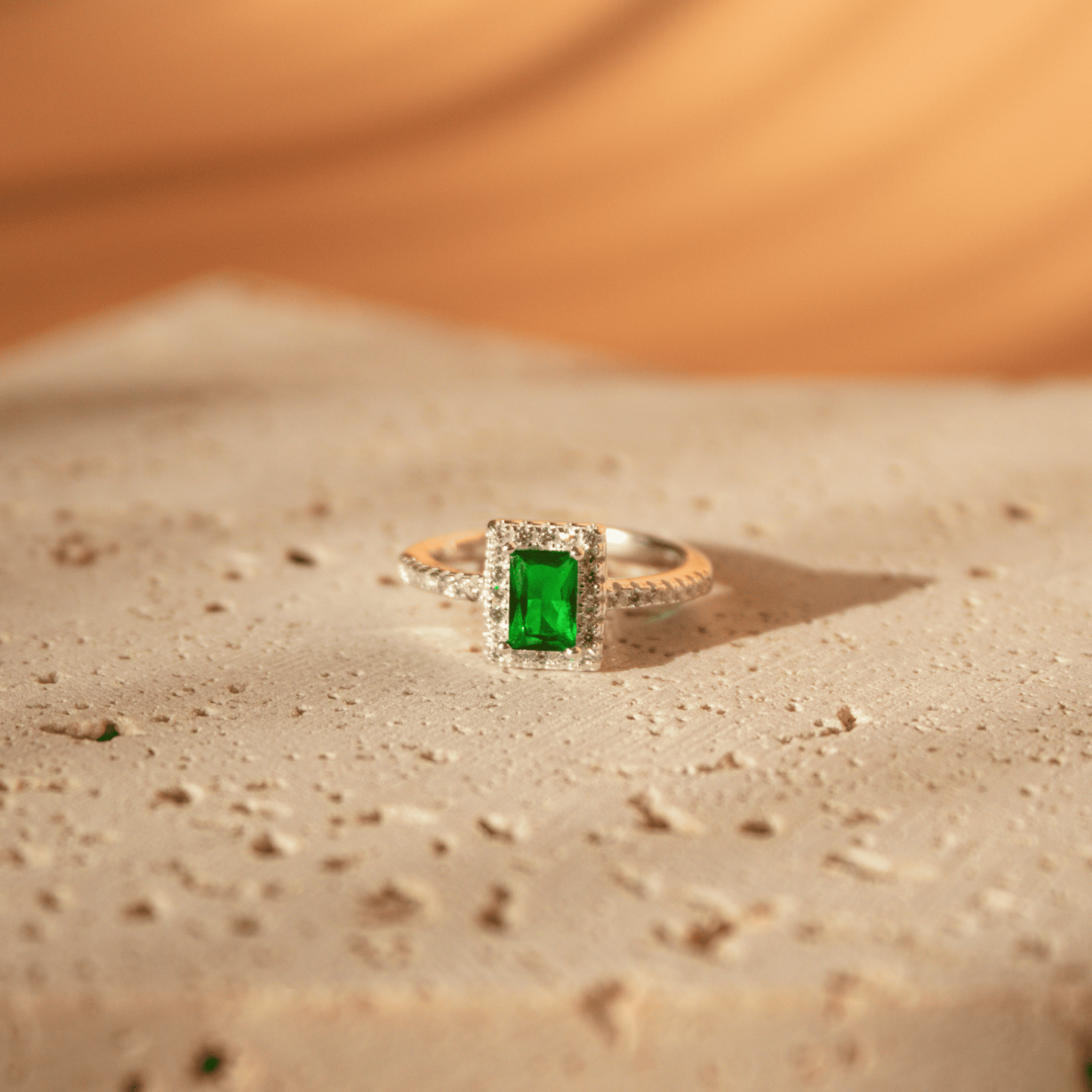Anillo Aura Esmeralda escenario