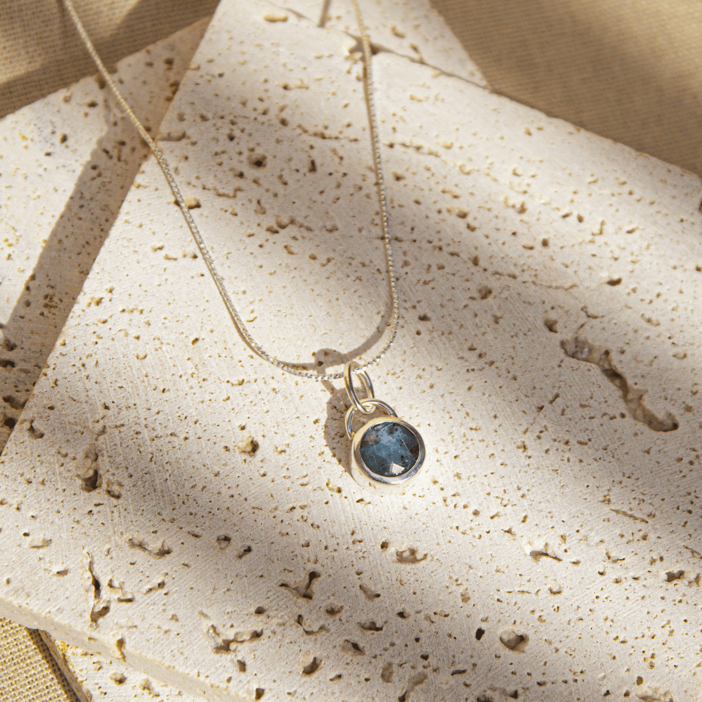 Colgante Lux Terra Cianita escenario