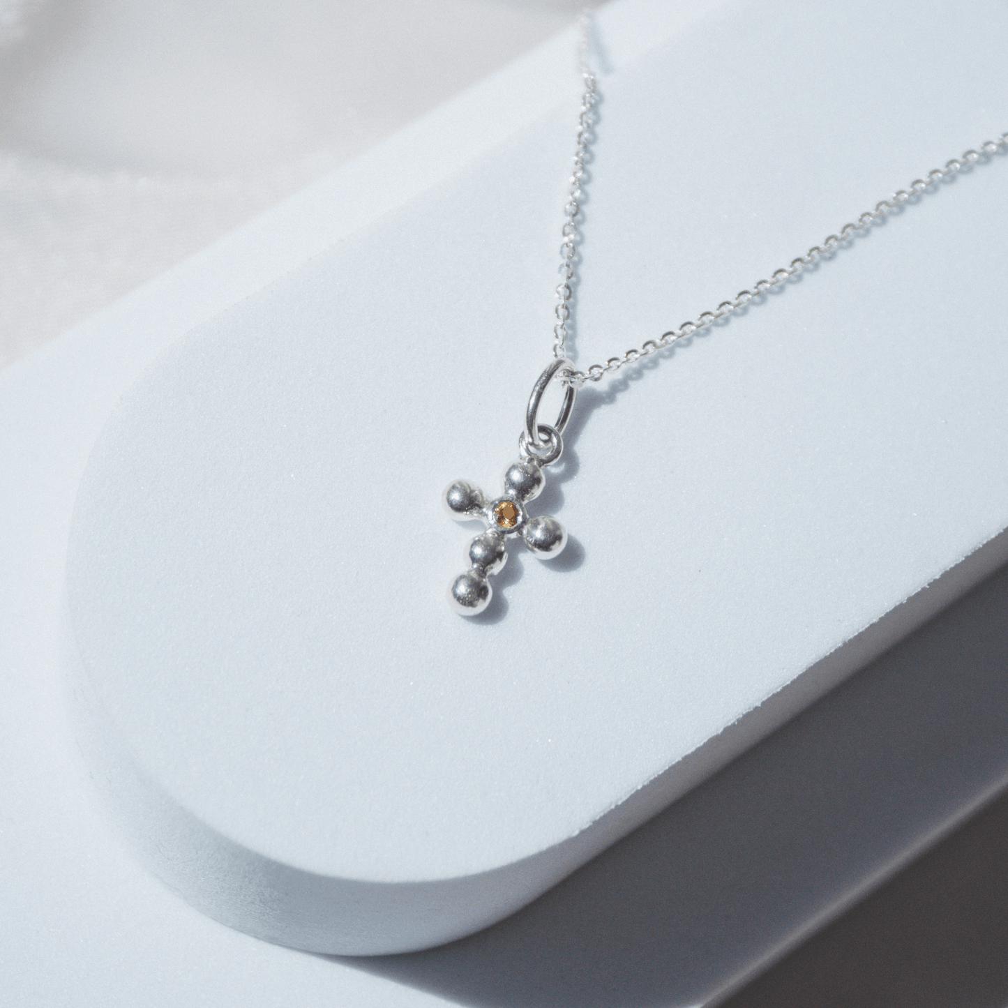 Collar Cruz Agnus naranja escenario