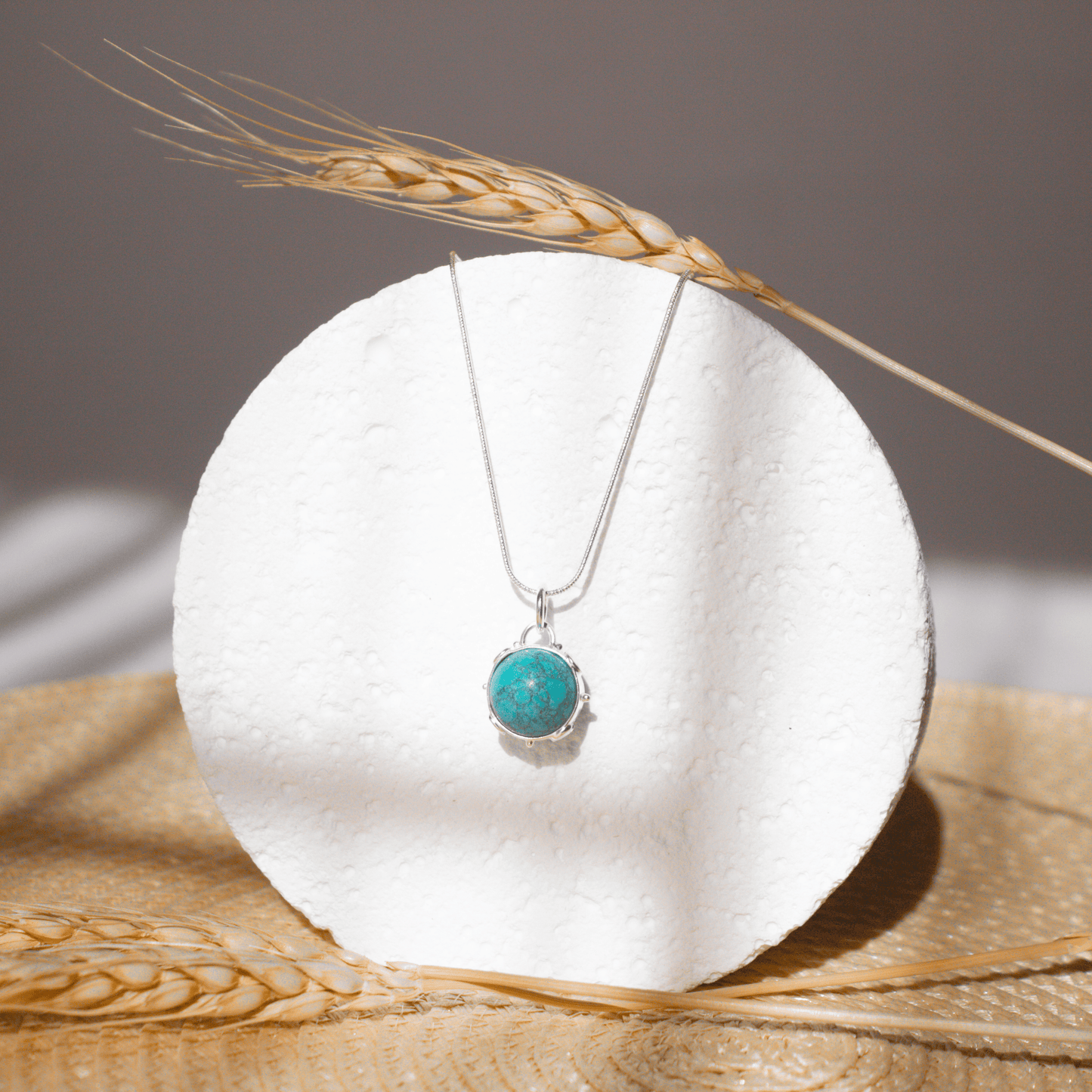 Collar Esfera Turquesa escenario