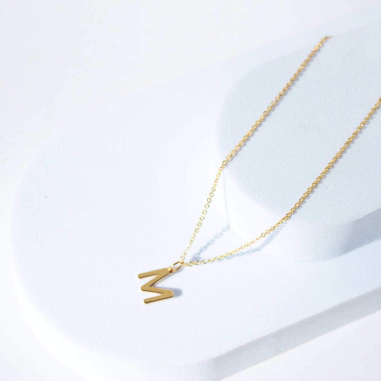 Collar Letras Baño en Oro Escenario