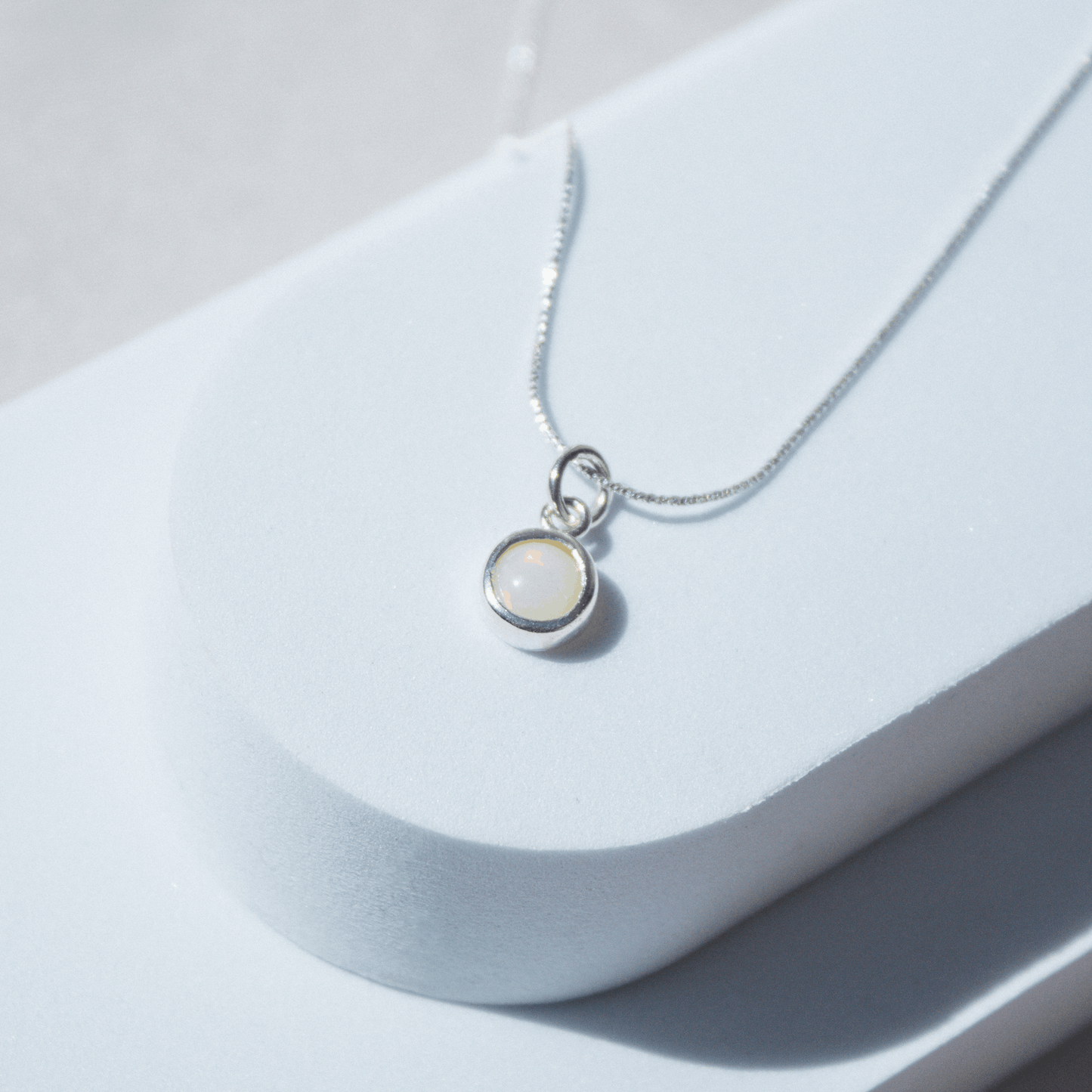 Collar Opalo M escenario