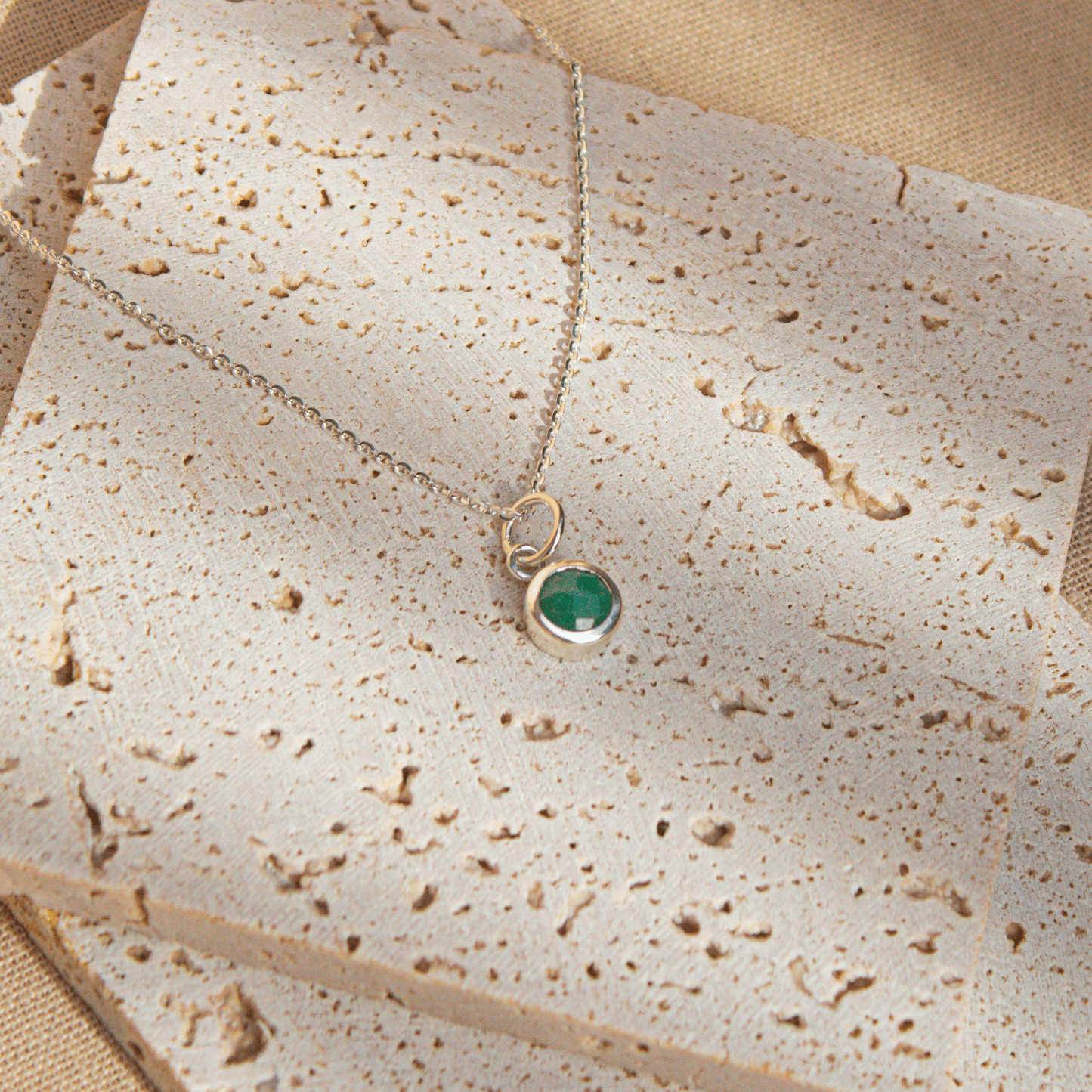 Dije Gema raiz de esmeralda escenario