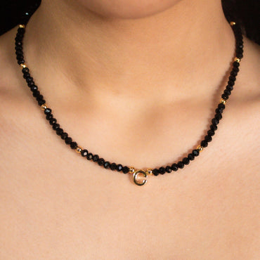 Modelo Collar Inicial Cristales Negro