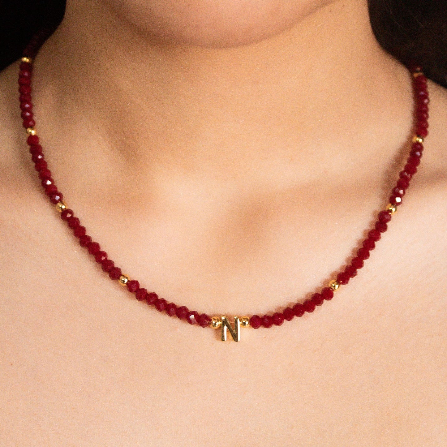 Modelo Collar Inicial Cristales Rojo