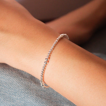 Modelo Pulsera Esferas Plateadas