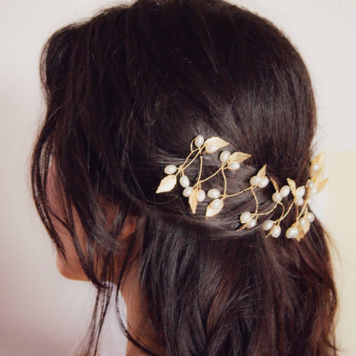 Tocado Dorado Helena Modelo