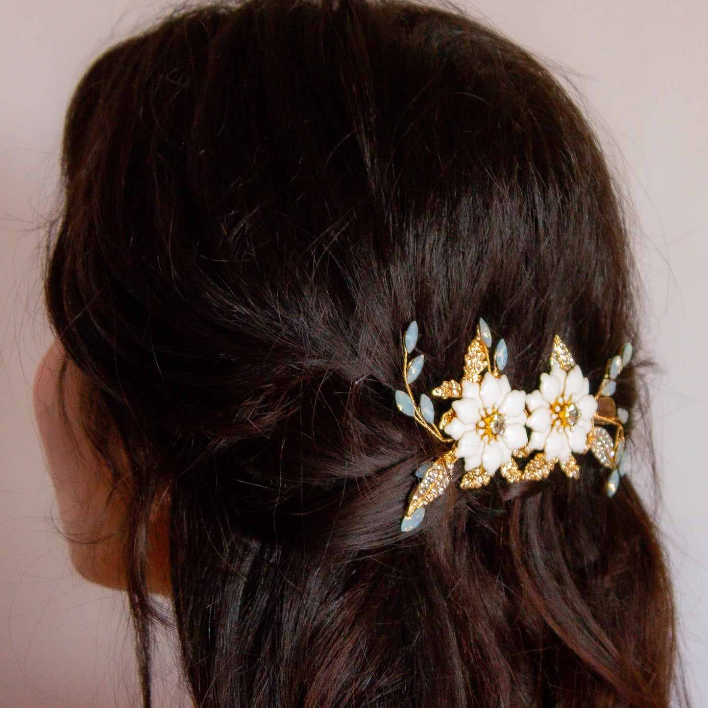 Tocado Flor de Lirio Dorado en modelo