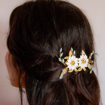 Tocado Flor de Lirio Dorado en modelo