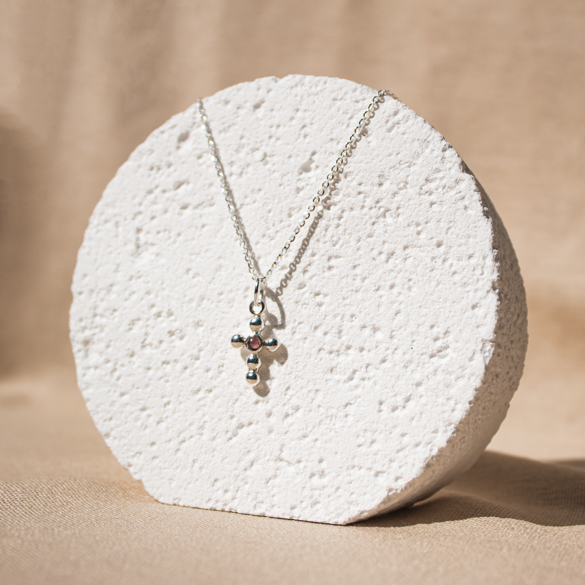 Collar Agnus Granate escenario