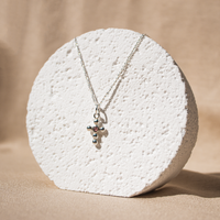 Collar Agnus Granate escenario