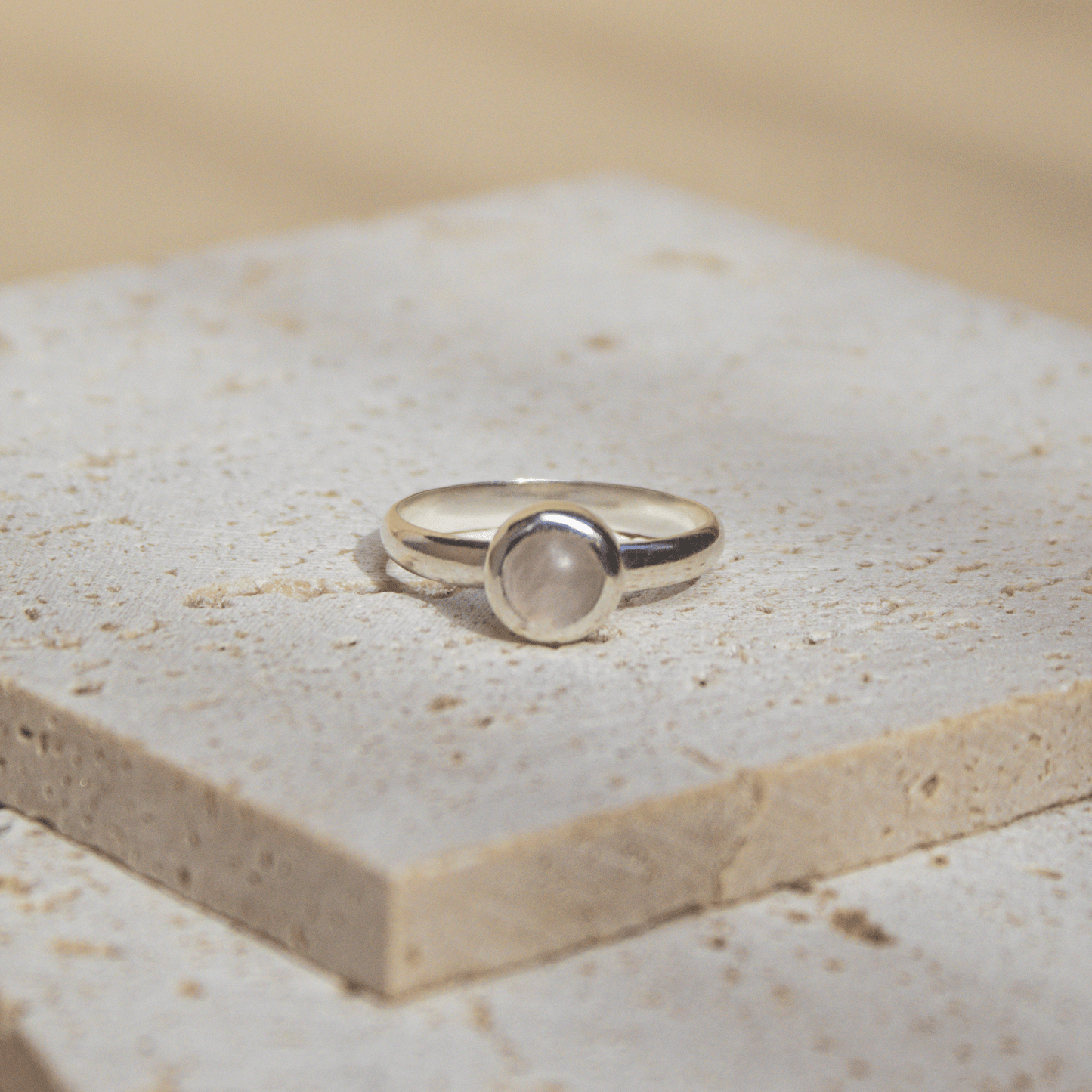 Anillo Aeterna Cuarzo rosa escenario