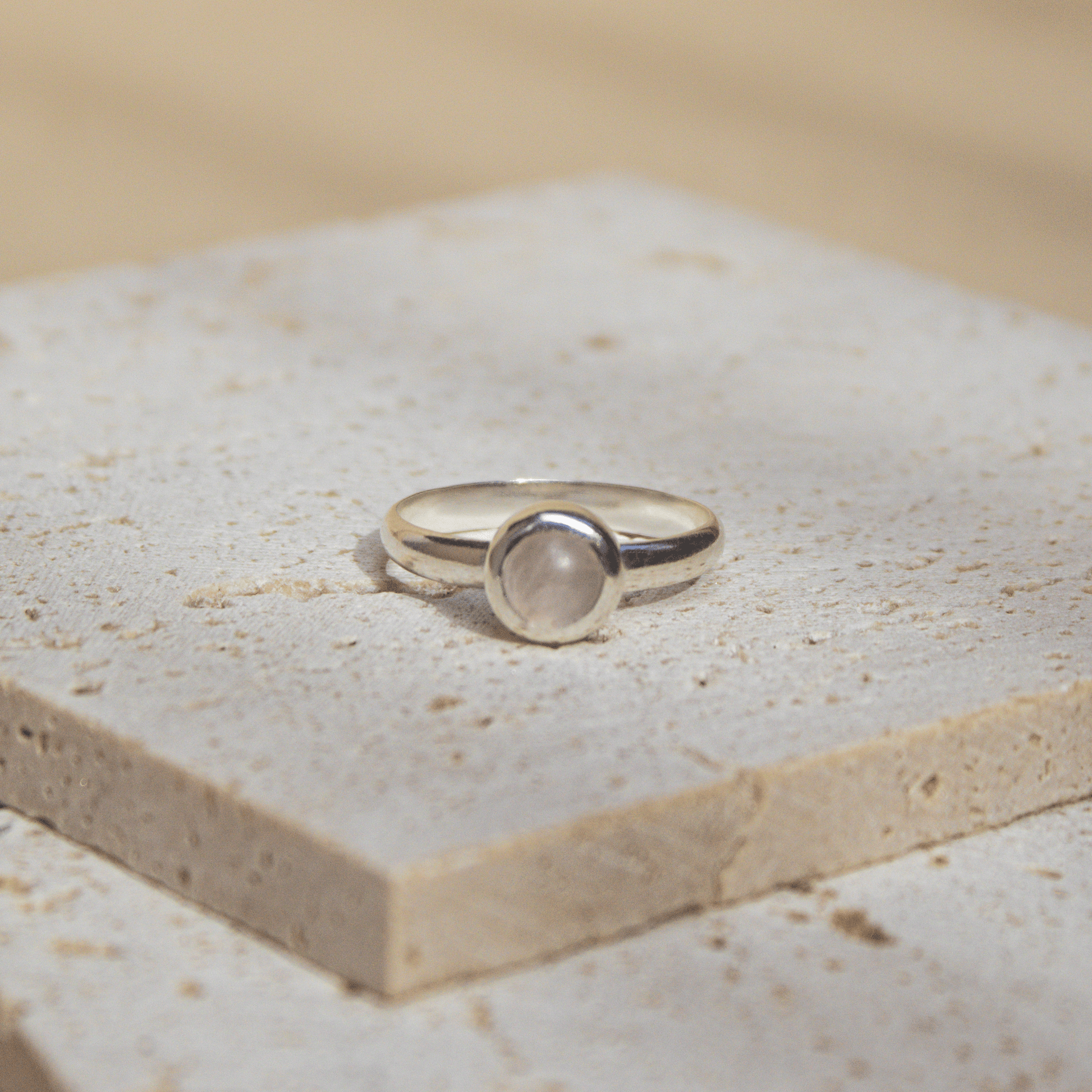 Anillo Aeterna Cuarzo rosa escenario