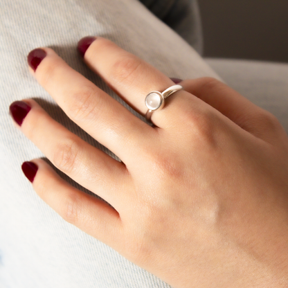 Anillo Aeterna cuarzo rosa modelo