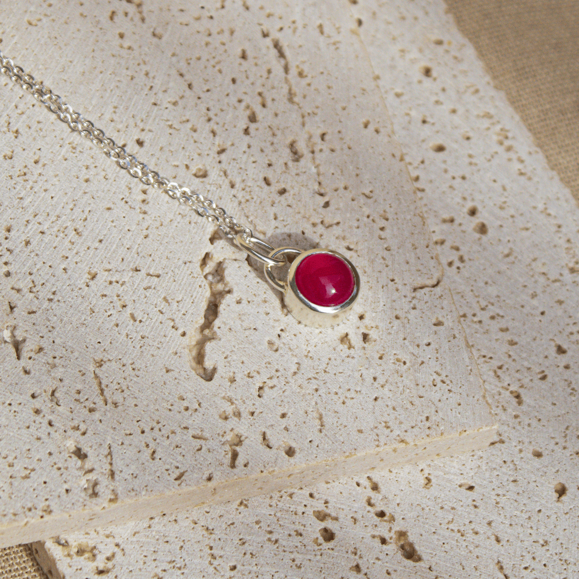 Colgante Luxterra Calcedonia fucsia escenario