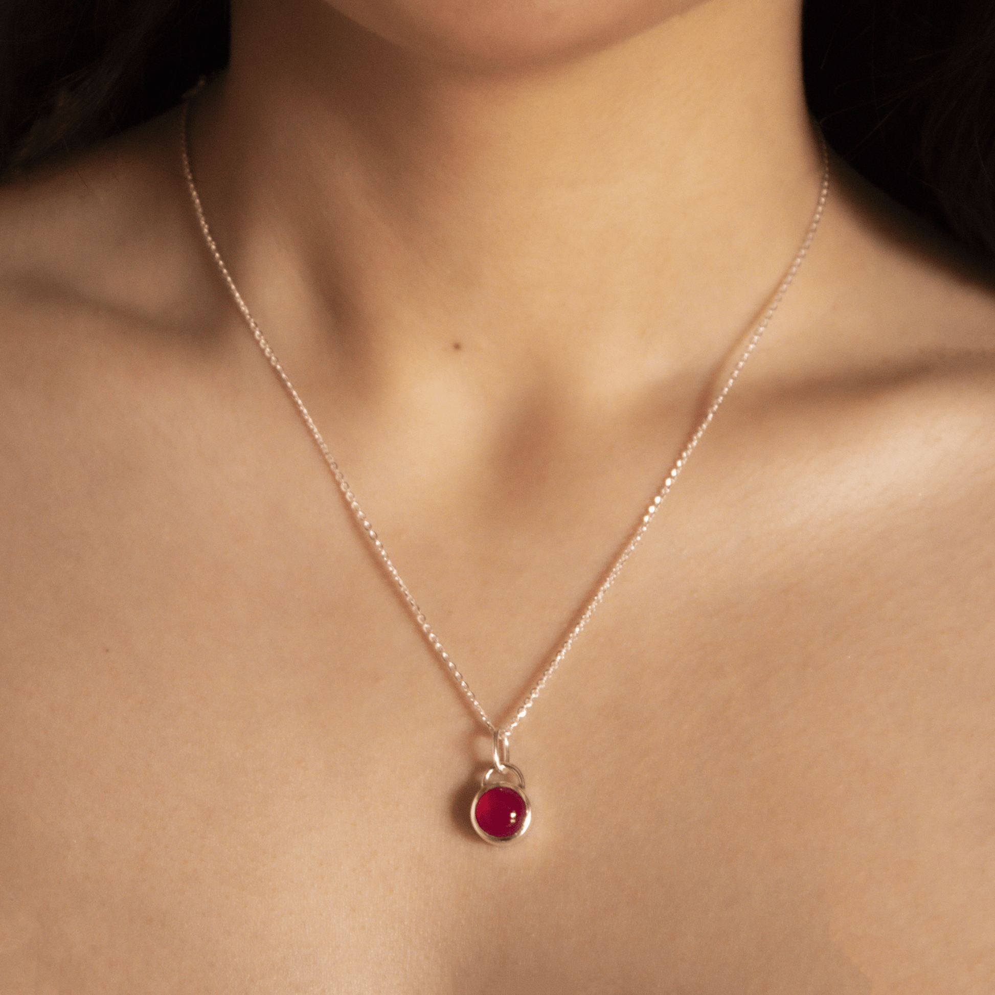 Colgante Lux terra Calcedonia Fucsia modelo