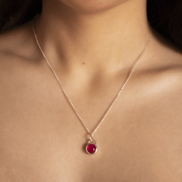 Colgante Lux terra Calcedonia Fucsia modelo