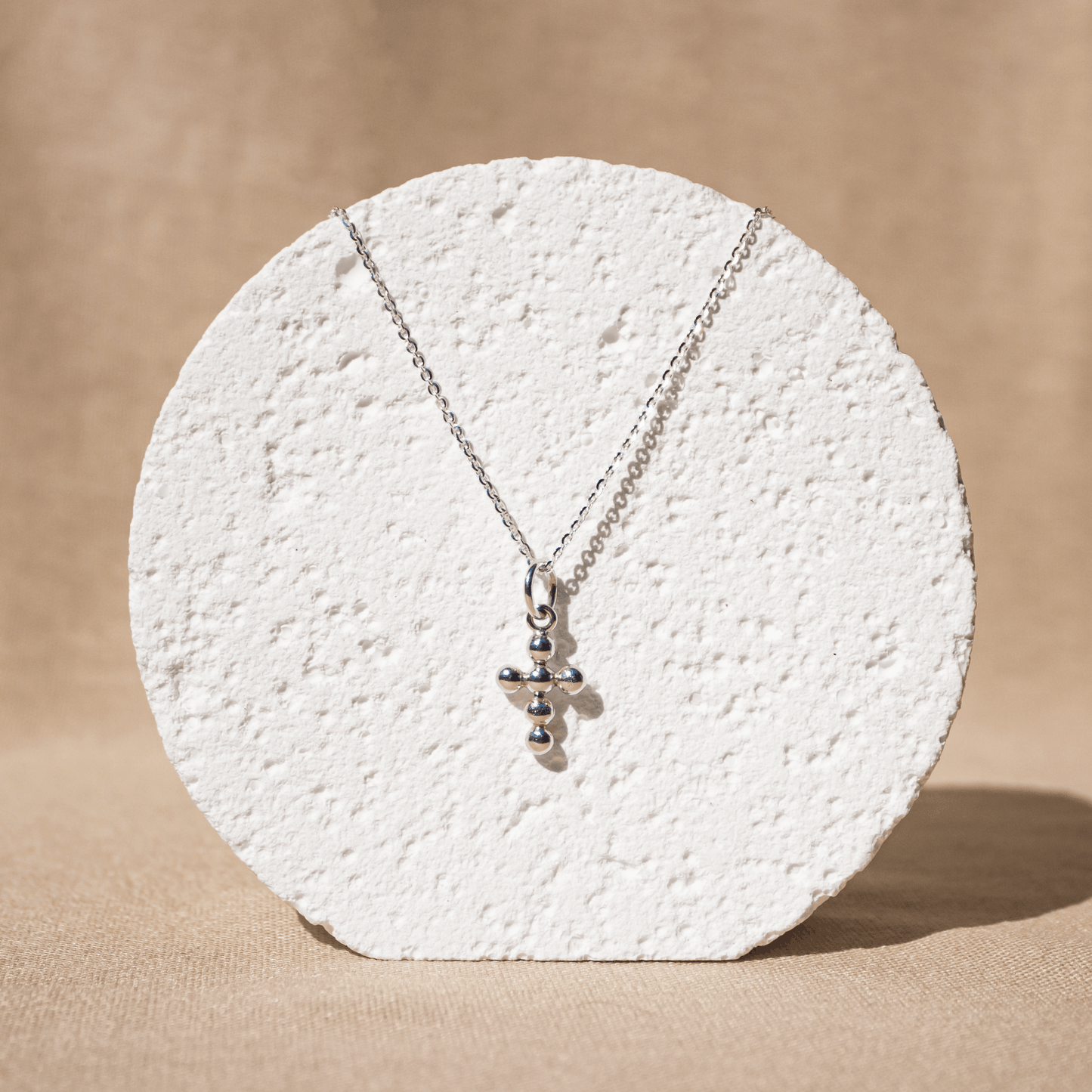 Collar Agnus escenario