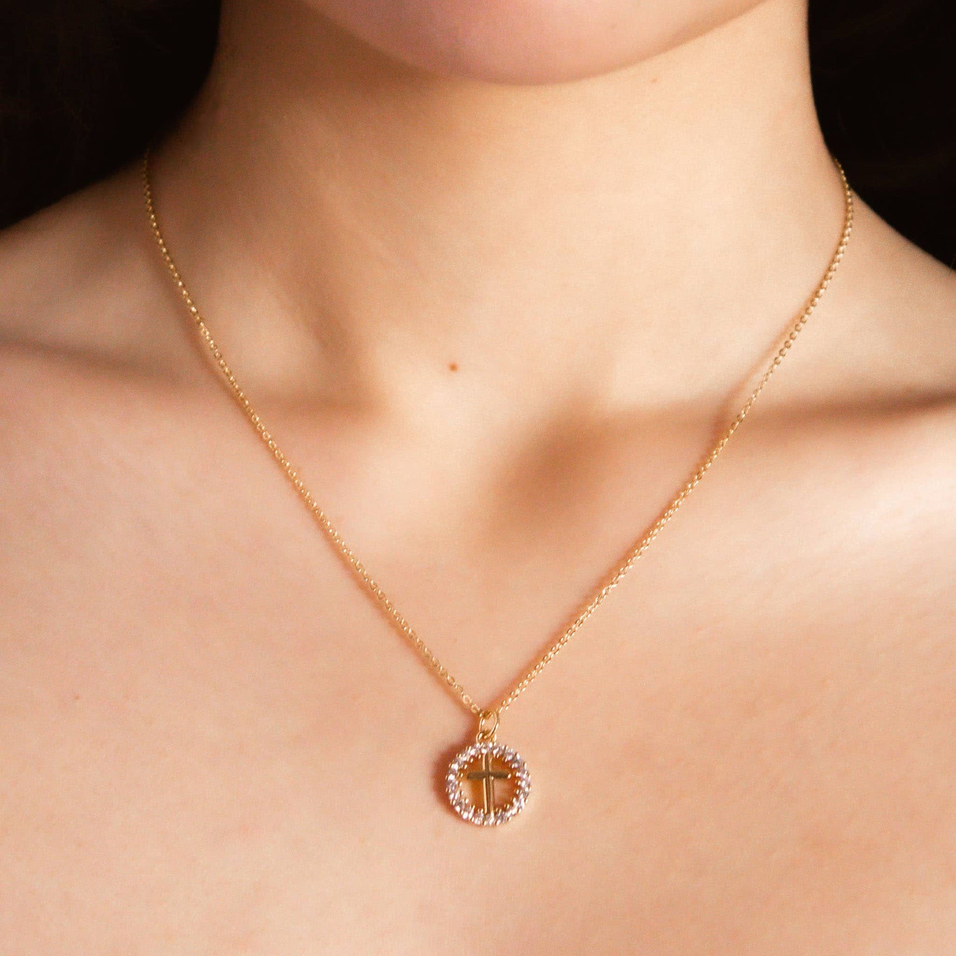 Collar Baño Oro Cruz coronada modelo