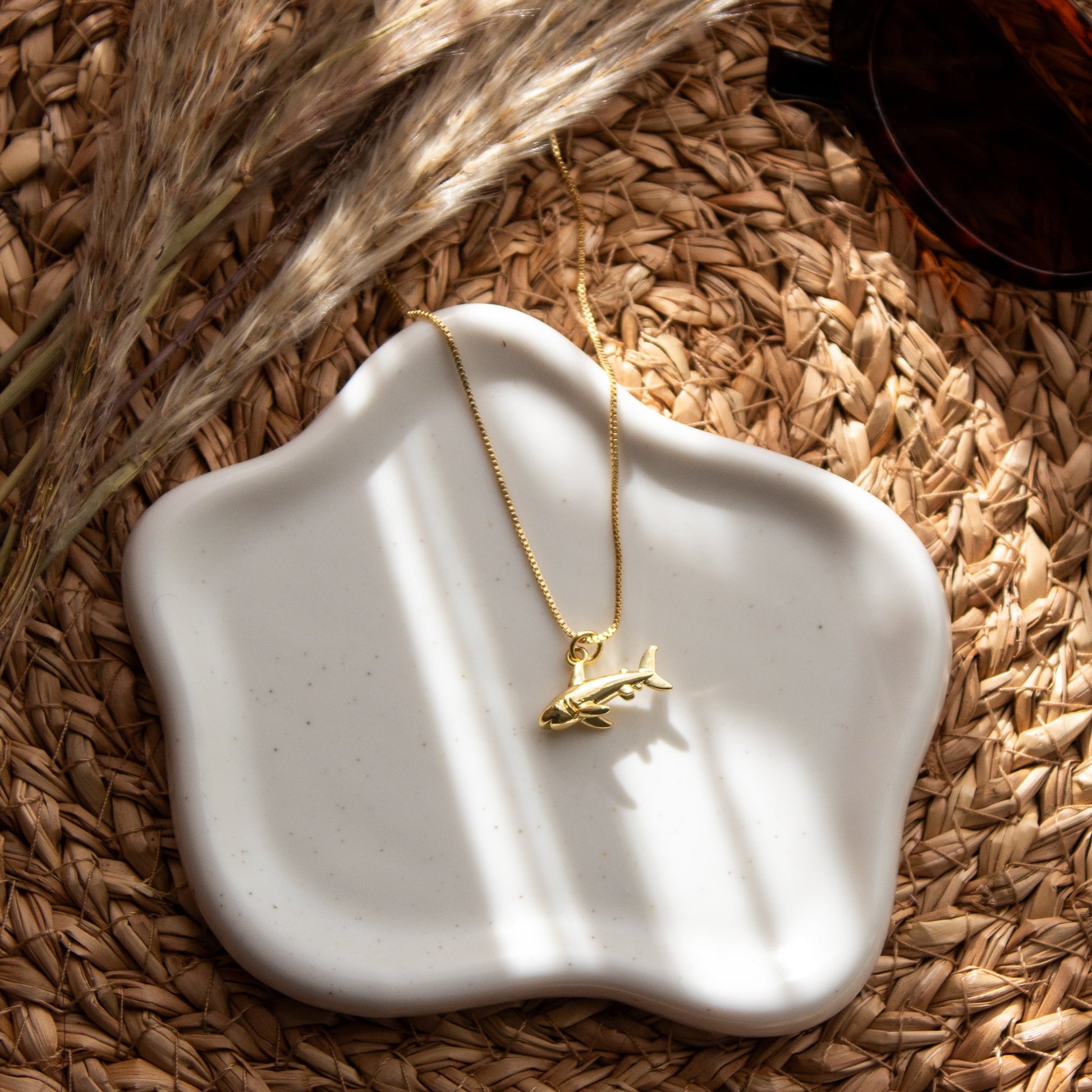 Collar Baño Oro Tiburon escenario