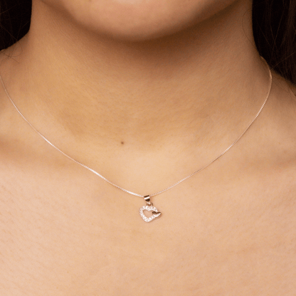 Collar corazones modelo