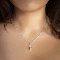 Collar Cruz Agnus Naranja modelo