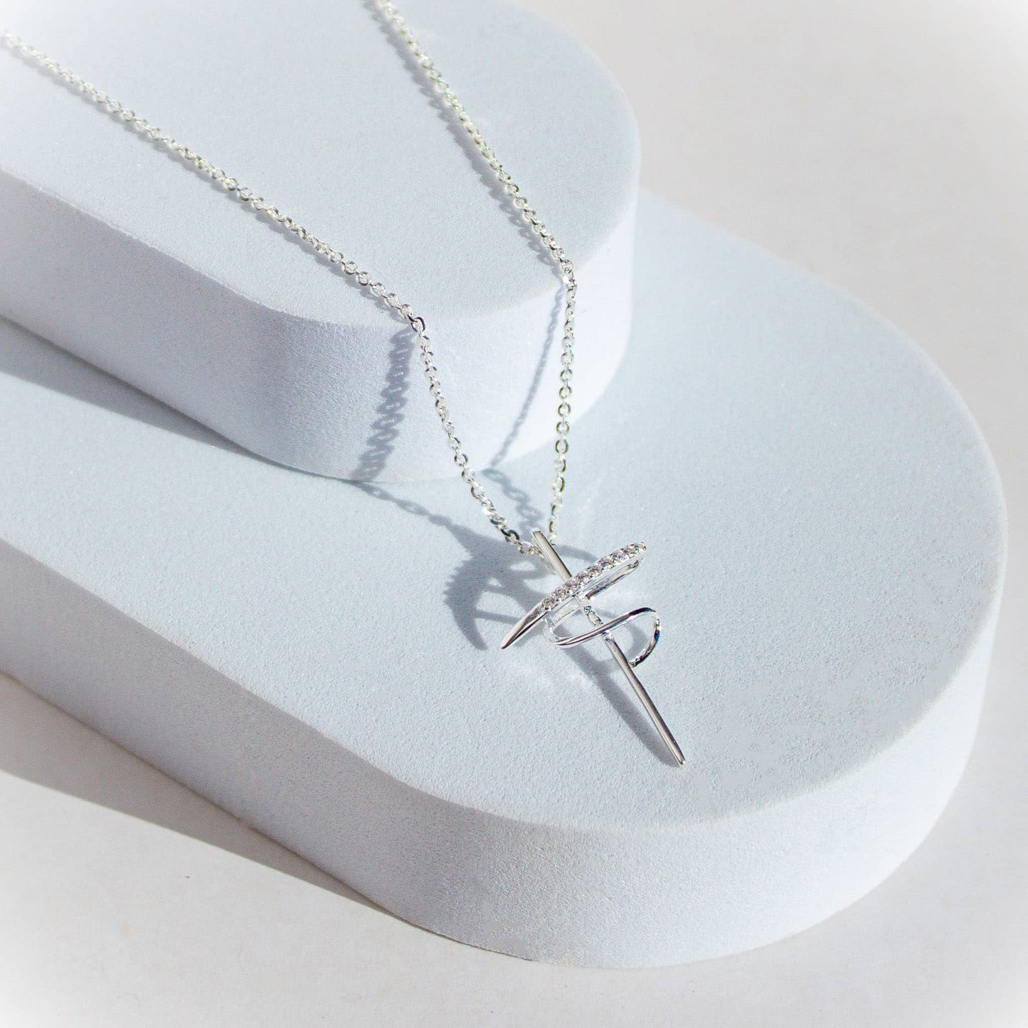 Collar Cruz Eterna Escenario