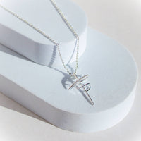 Collar Cruz Eterna Escenario