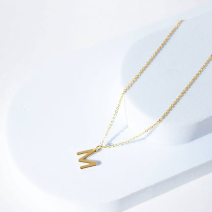 Collar Letras Baño en Oro Escenario