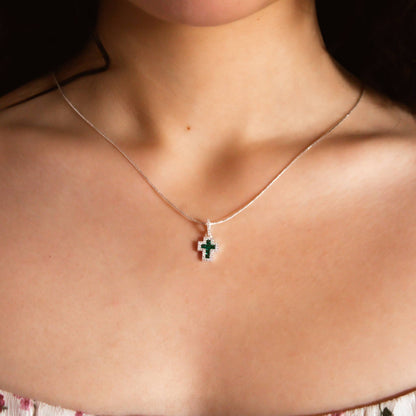 Collar Plata 925 Cruz Esmeralda modelo