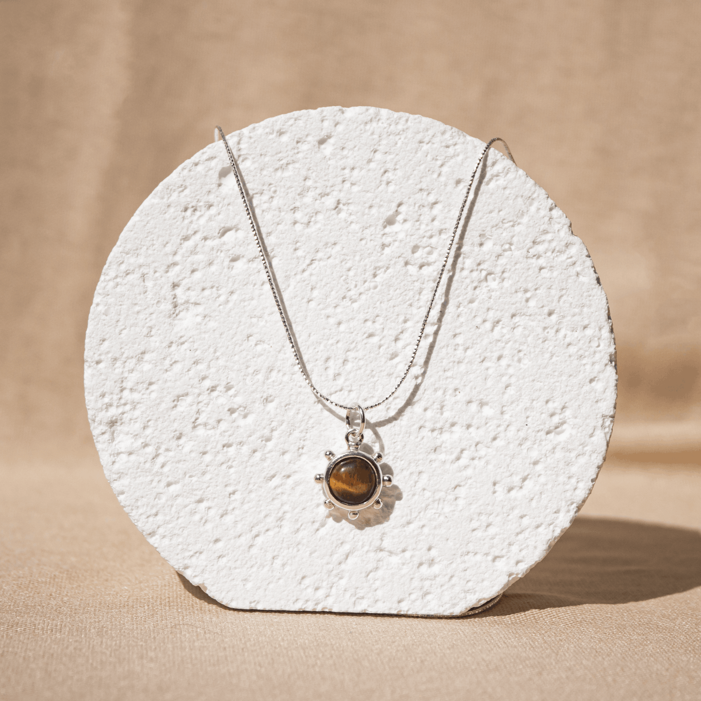 Collar Tigris escenario