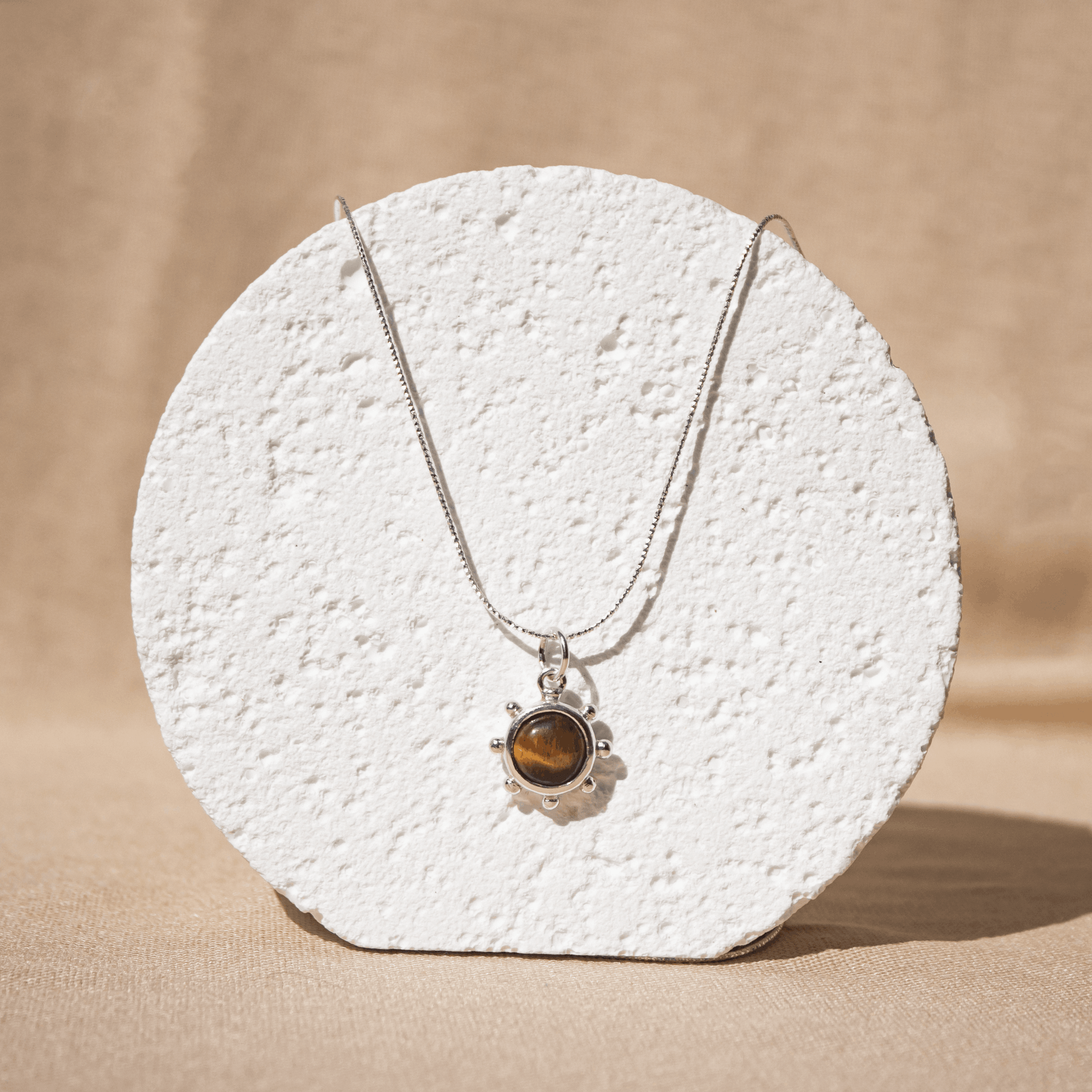 Collar Tigris escenario