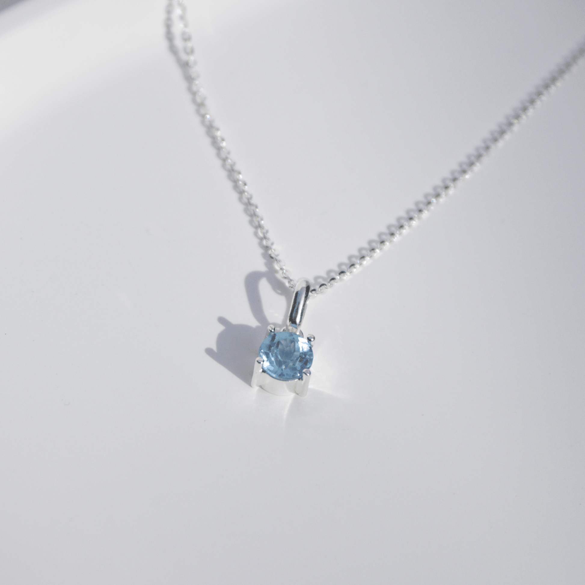 Collar Vitrum topacio swiss escenario