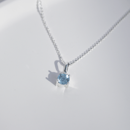 Collar Vitrum topacio swiss escenario