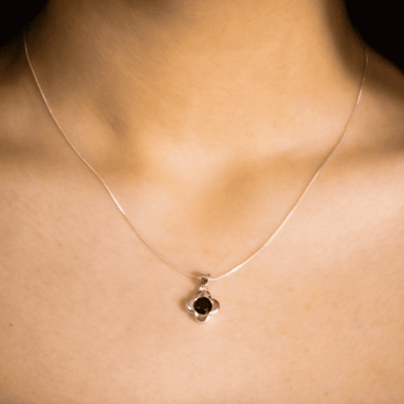 Collar Flor Geometrica modelo