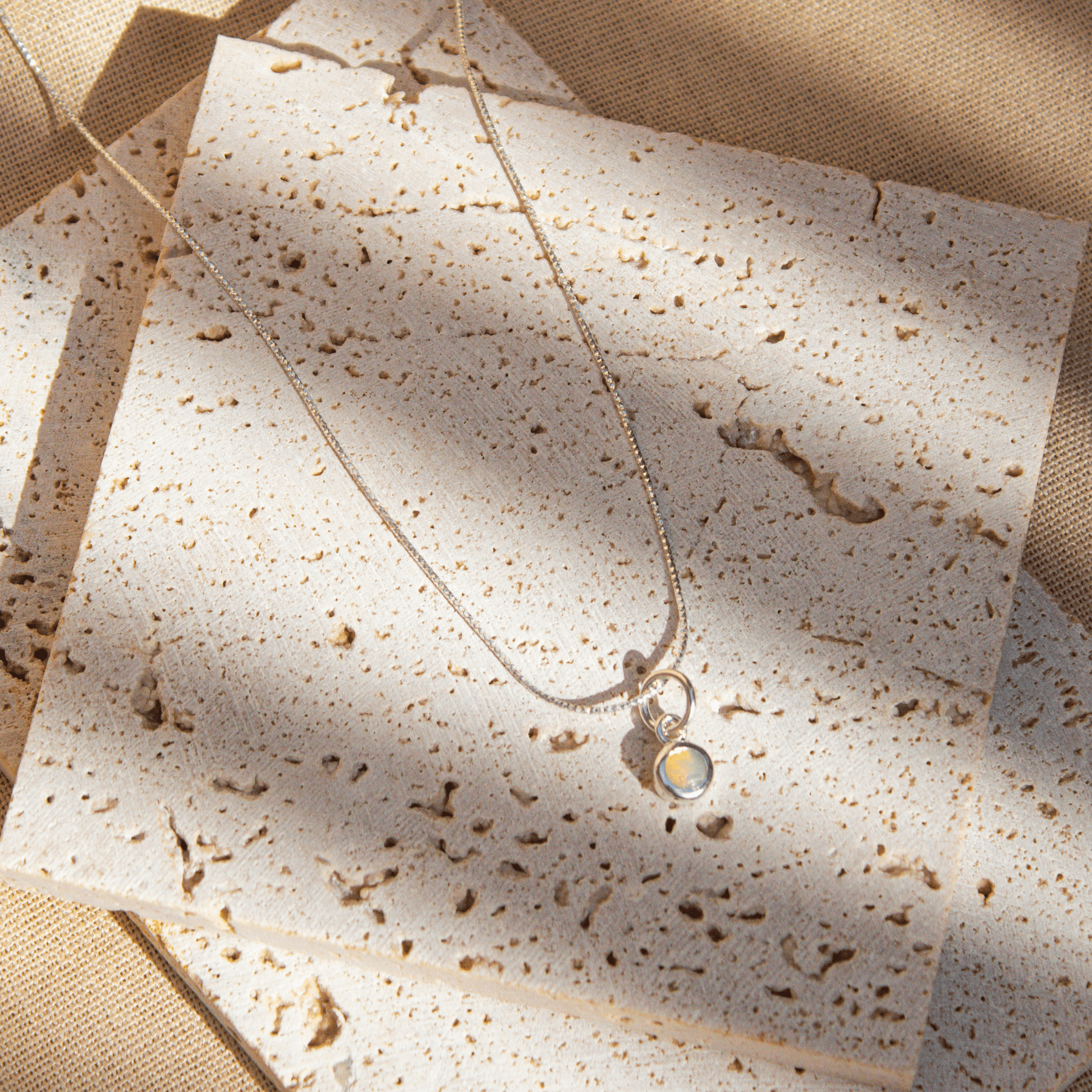 Dije Gema opalo escenario collar