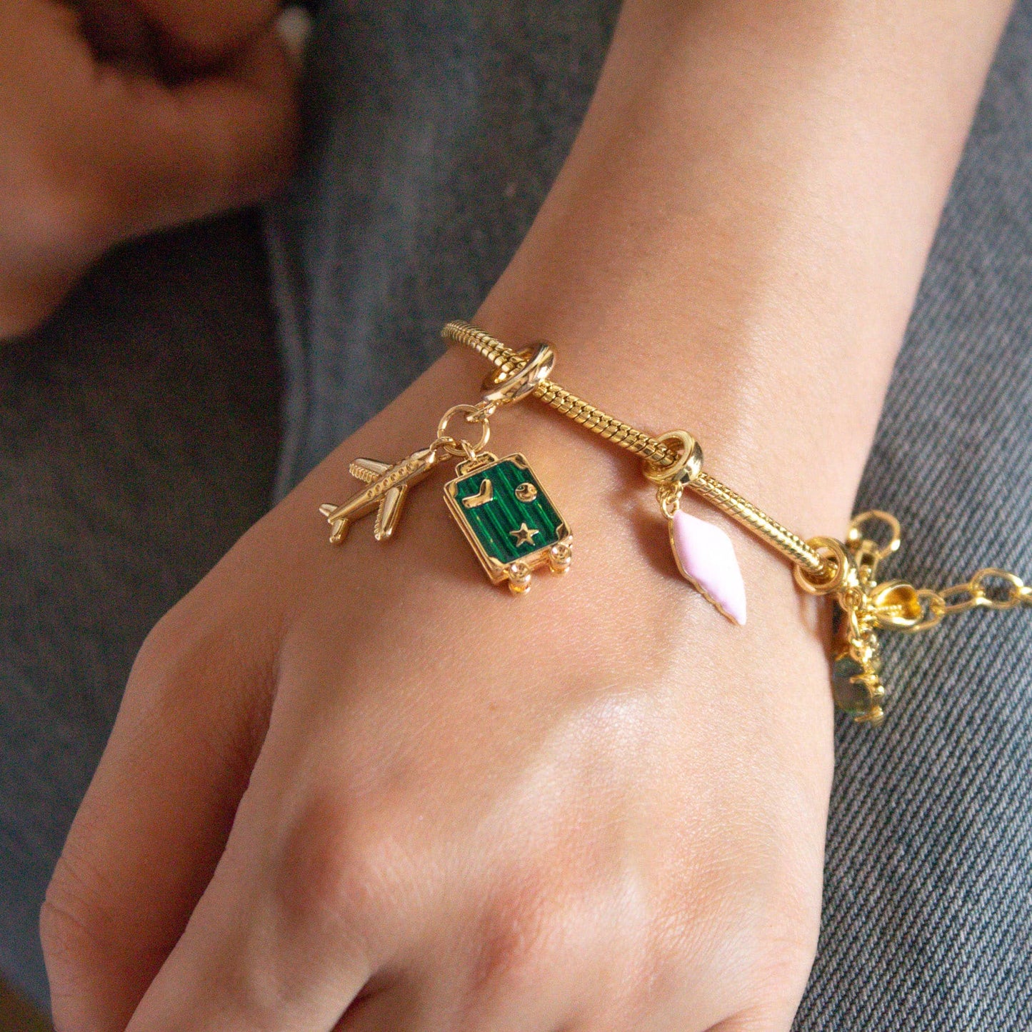 Pulsera y Charms Baño de Oro Modelo